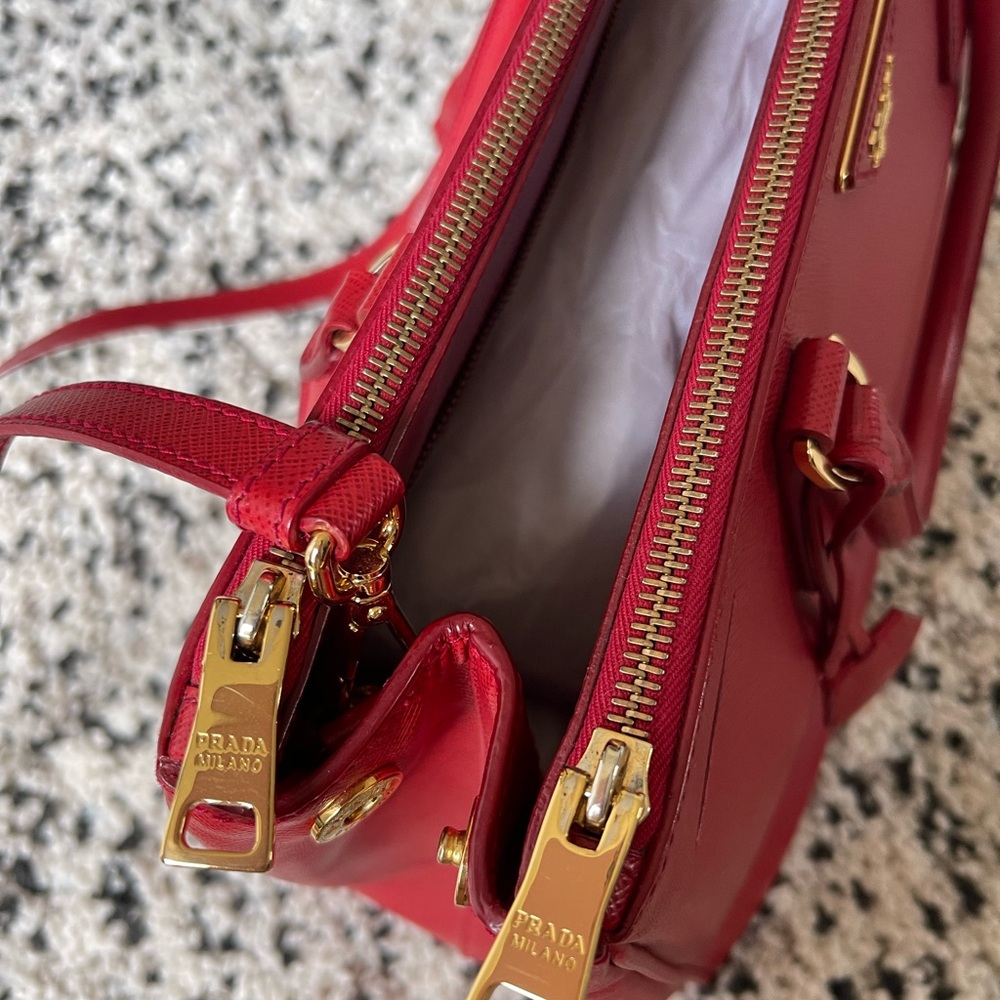 Prada - Picture 3 of 6